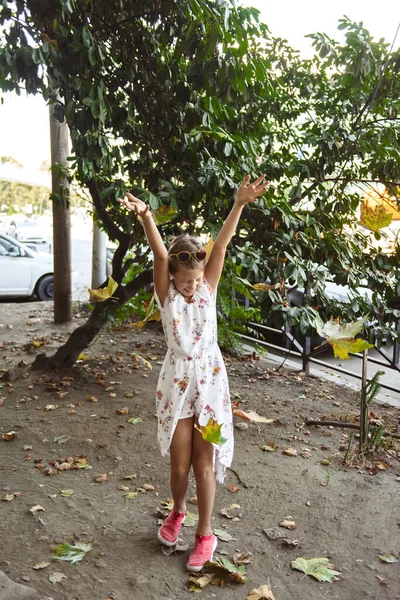Красива Молода Дівчина Білій Сукні Листям — стокове фото