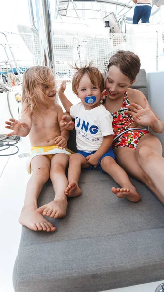 Family Thee Kids Yacht — Fotografia de Stock