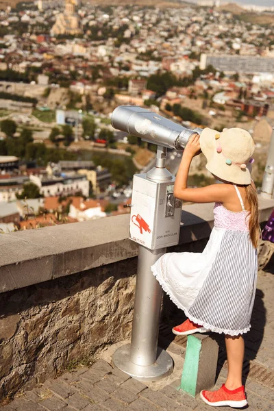 Jovem Turista Com Binóculos Fundo Cidade — Fotografia de Stock