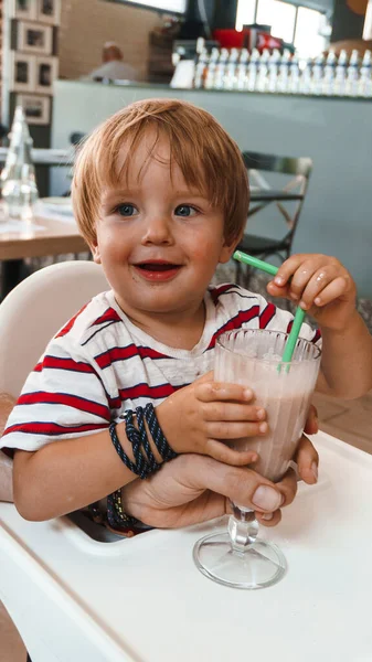 Bambino Con Bicchiere Latte — Foto Stock