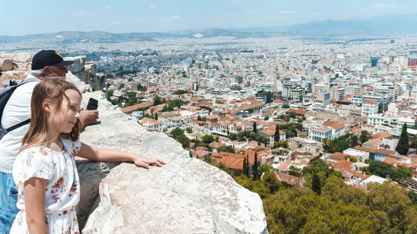 Büyükbabası ve torunu Atina, Yunanistan 'ı gezdiği için mutlu.