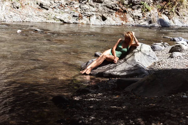 Junge Frau Badeanzug Mit Auf Dem Hintergrund Des Flusses — Stockfoto