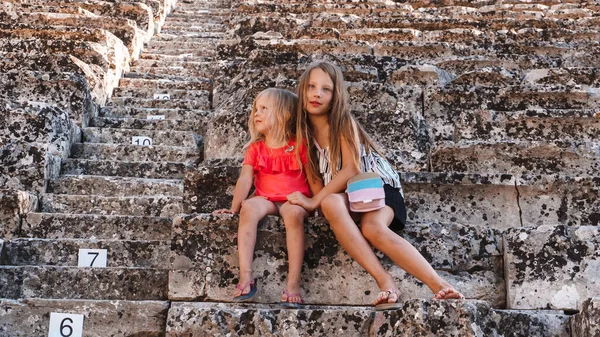 Дві Дівчини Сидять Сходах Біля Кам Яної Стіни — стокове фото