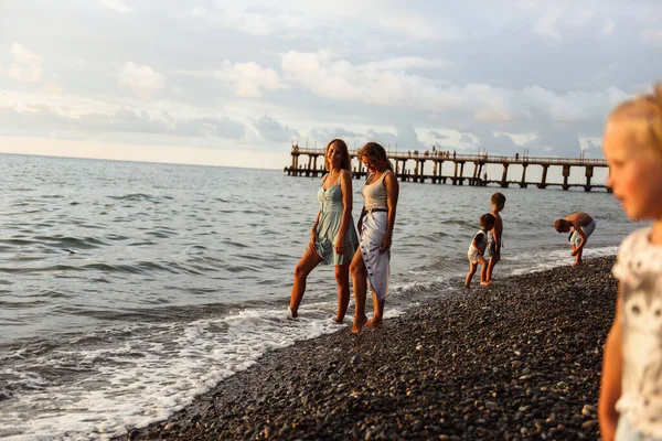 Due Giovani Donne Con Bambini Che Divertono Spiaggia — Foto Stock