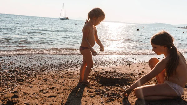 Girls Playing Sandy Beach Summertime — Stock Photo, Image