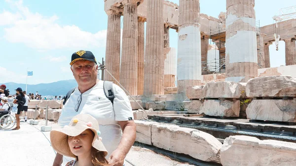 Nonno Sua Nipote Che Camminano Atene Grecia — Foto Stock
