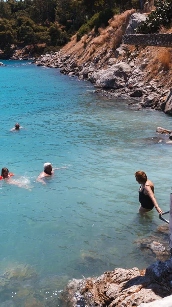 在阳光明媚的夏日 人们在海水中休息的高视角图像 — 图库照片