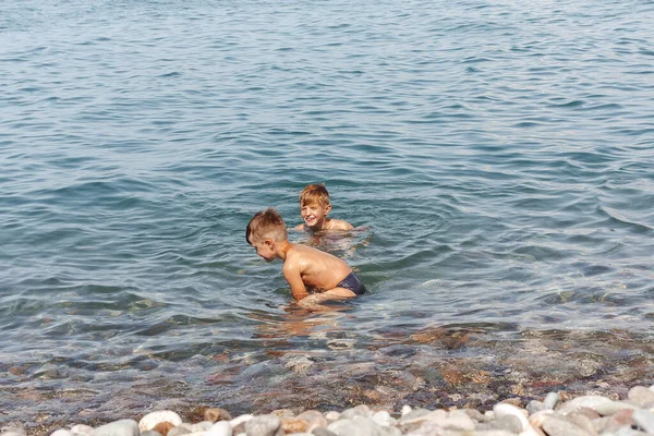 Jongens Zwemmen Zee — Stockfoto