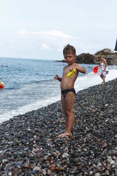 Ragazzo Con Una Bottiglia Acqua Sulla Spiaggia — Foto Stock