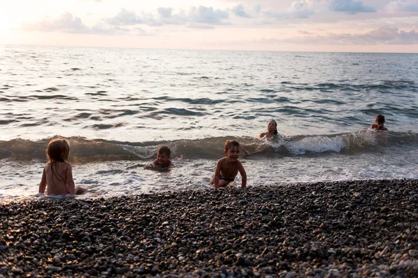 Kinderen Hebben Plezier Zee Golven Bij Zonsondergang — Stockfoto