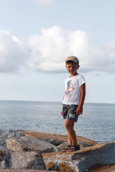 Little Boy Standing Rocks — Zdjęcie stockowe