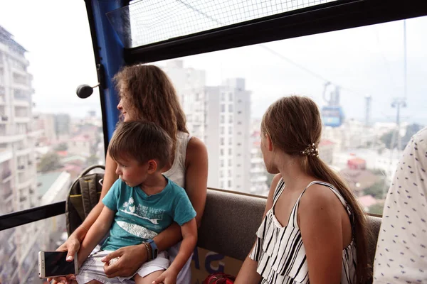 Mutter Und Kinder Blicken Auf Fenster Der Stadt — Stockfoto