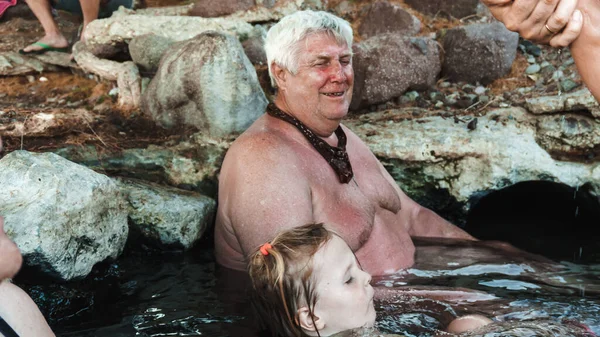 Familie Rustend Natuurlijk Zwembad Aan Rotsachtige Zeekust — Stockfoto