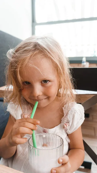 Маленькая Девочка Стаканом Молока — стоковое фото