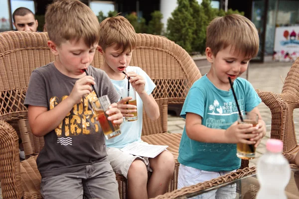 Niños Felices Bebiendo Vasos Cafetería Aire Libre — Foto de Stock