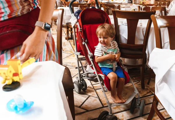 Μικρό Αγόρι Κάθεται Καροτσάκι Στο Εστιατόριο — Φωτογραφία Αρχείου