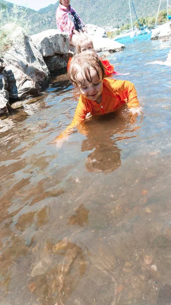 Mały Chłopiec Pływający Wodzie — Zdjęcie stockowe
