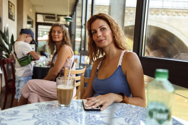 Jeunes Femmes Avec Une Tasse Café Dans Café — Photo