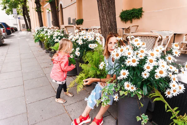 Мати Дочка Сидять Серед Квітів — стокове фото