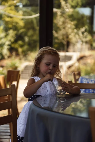 Portrait Une Jolie Petite Fille Dans Café — Photo