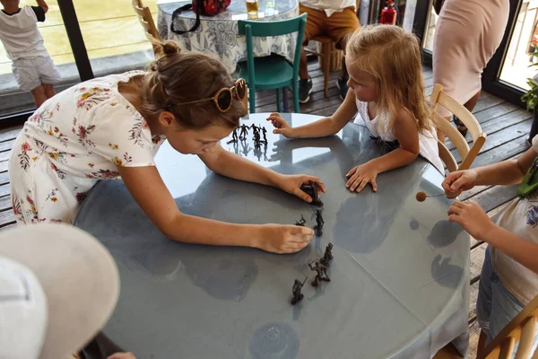 Vista Alto Angolo Bambini Carini Che Giocano Con Giocattoli — Foto Stock