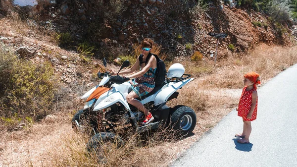 Mujer Joven Montando Una Motocicleta Las Montañas — Foto de Stock