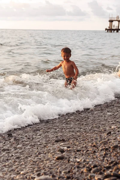 Niño Feliz Divirtiéndose Mar Concepto Vacaciones Verano — Foto de Stock