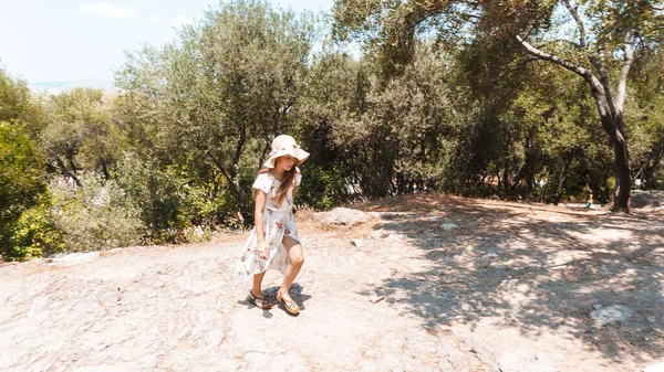 Niña Con Sombrero Sobre Fondo Flores — Foto de Stock