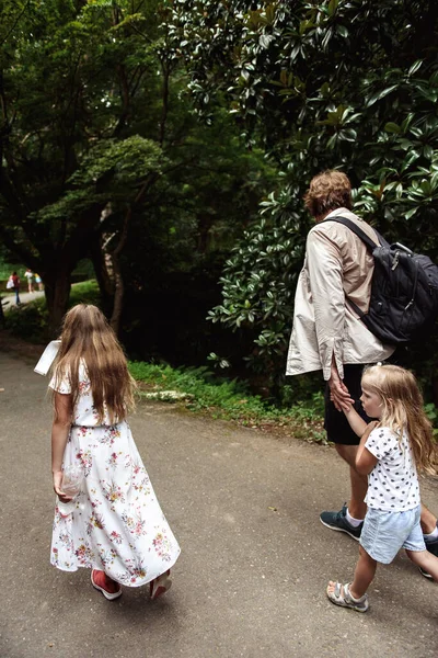 Visão Traseira Pai Com Filhas Andando Parque — Fotografia de Stock