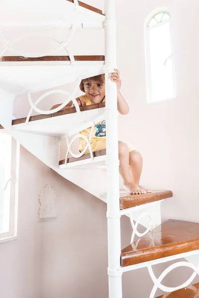 Χαριτωμένο Μικρό Παιδί Κάθεται Στις Σκάλες Εσωτερικούς Χώρους — Φωτογραφία Αρχείου