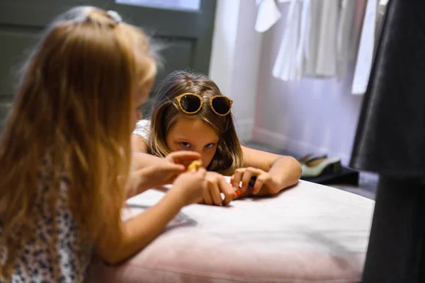 Niñas Jugando Con Juguetes Mesa — Foto de Stock