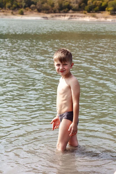 Jongen Staat Het Meer — Stockfoto