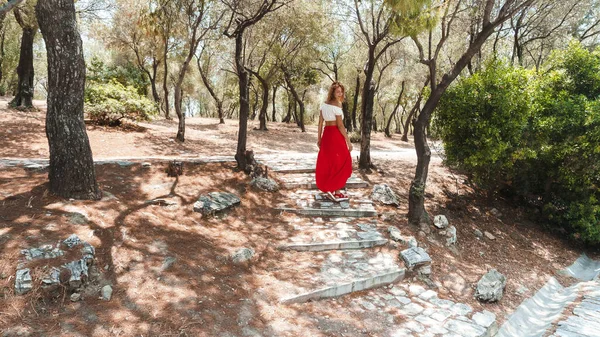 Junge Frau Rotem Kleid Spaziert Durch Den Park — Stockfoto