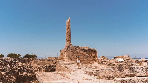 Antik Şehir Harabeleri Kız Yazın Dışarıda Yürüyor — Stok fotoğraf