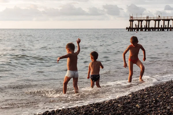 Chłopcy Świetnie Się Bawią Plaży — Zdjęcie stockowe