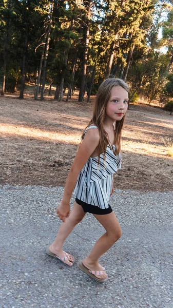 Petite Fille Mignonne Marchant Dans Parc — Photo