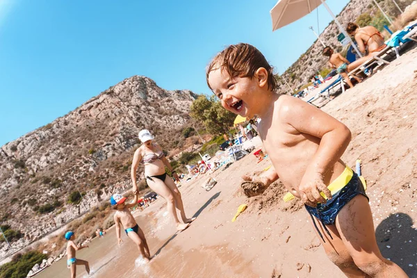 Bambino Che Gioca Sulla Spiaggia Sabbia — Foto Stock
