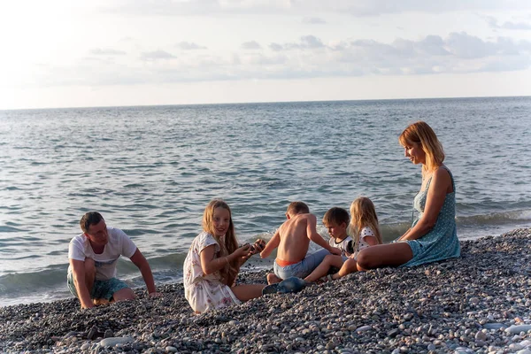 Mutlu Çocukları Olan Genç Bir Aile Kumsalda Iyi Vakit Geçiriyor — Stok fotoğraf