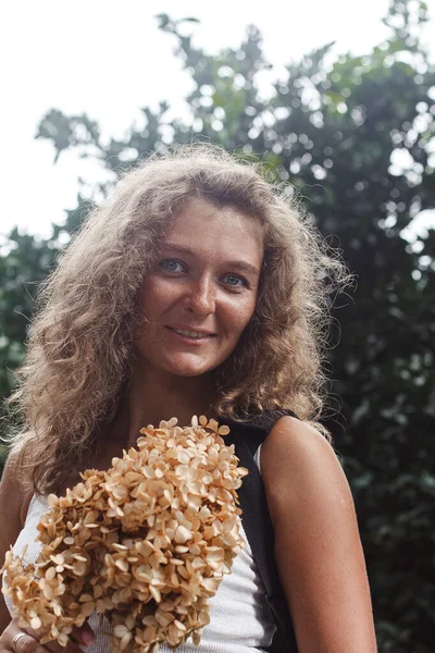 Retrato Una Joven Con Ramo Flores — Foto de Stock