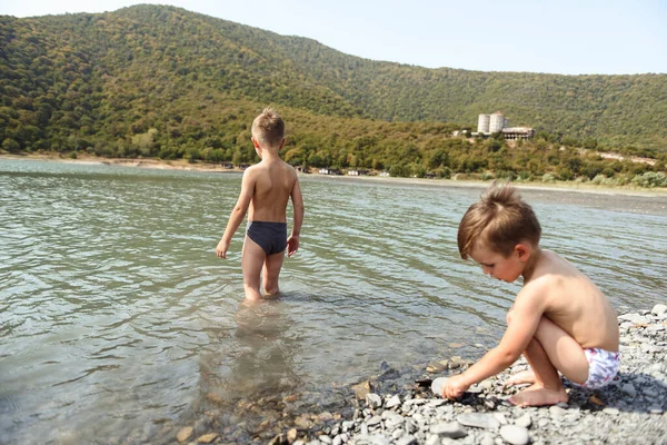 Dwóch Uroczych Chłopców Plaży — Zdjęcie stockowe