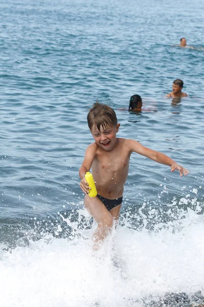 Niño Con Una Botella Agua Playa — Foto de Stock