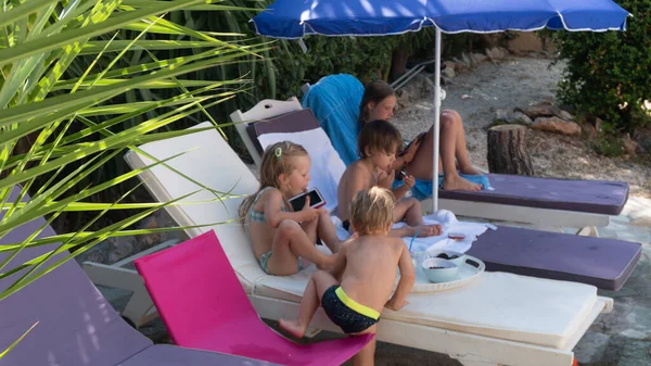 Bambini Felici Che Riposano Sulle Chaise Longue Del Resort Estivo — Foto Stock