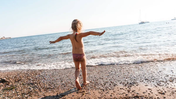 Vue Arrière Petite Fille Maillot Bain Courant Sur Plage Sable — Photo