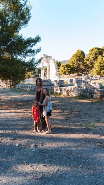 Mutter Mit Töchtern Besucht Antike Ruinen — Stockfoto