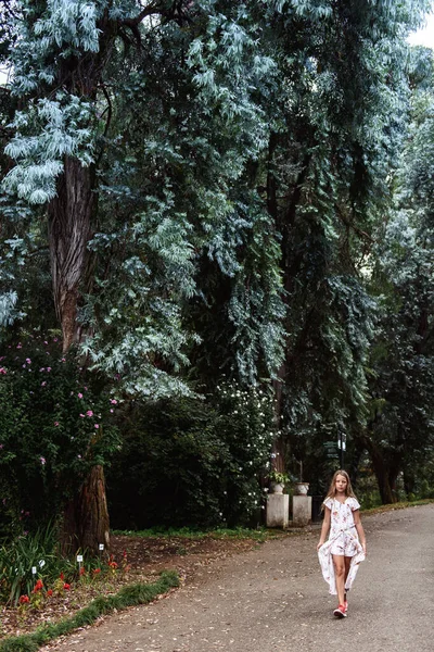 Schöne Mädchen Einem Weißen Kleid Fuß Den Park — Stockfoto