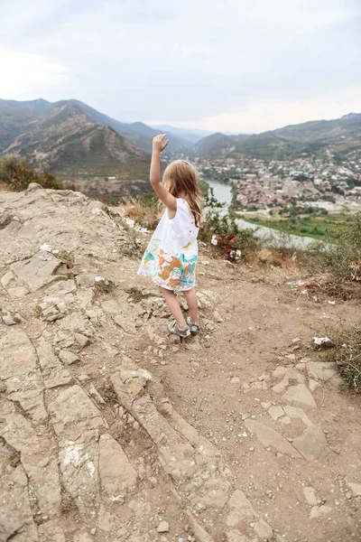 Menina Vestido Branco Andando Topo Montanha — Fotografia de Stock