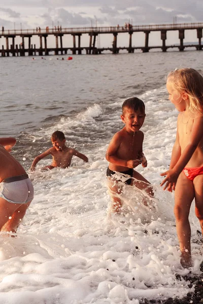 Szczęśliwa Rodzina Bawiąca Się Plaży — Zdjęcie stockowe