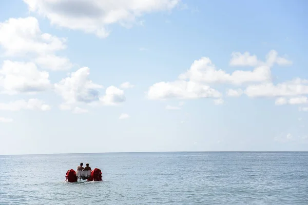 Achteraanzicht Van Paar Boot Drijvend Zee Golven — Stockfoto