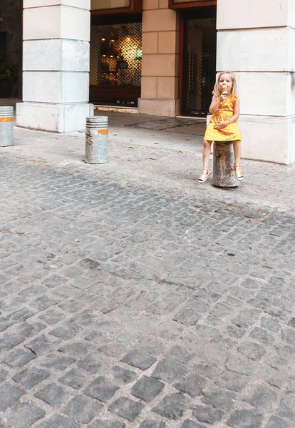 Egy Kislány Jégkrémet Eszik Utcán — Stock Fotó