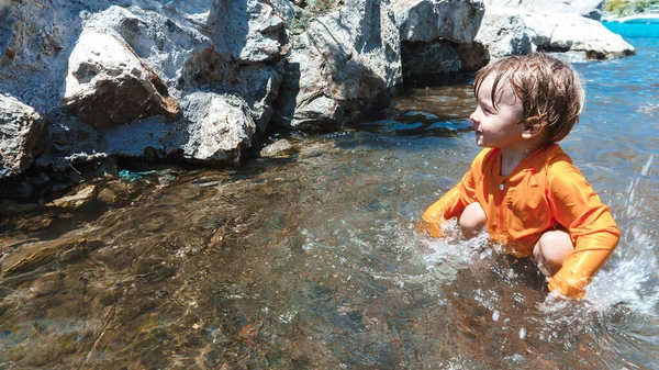 Kleine Jongen Zwemmen Het Water — Stockfoto